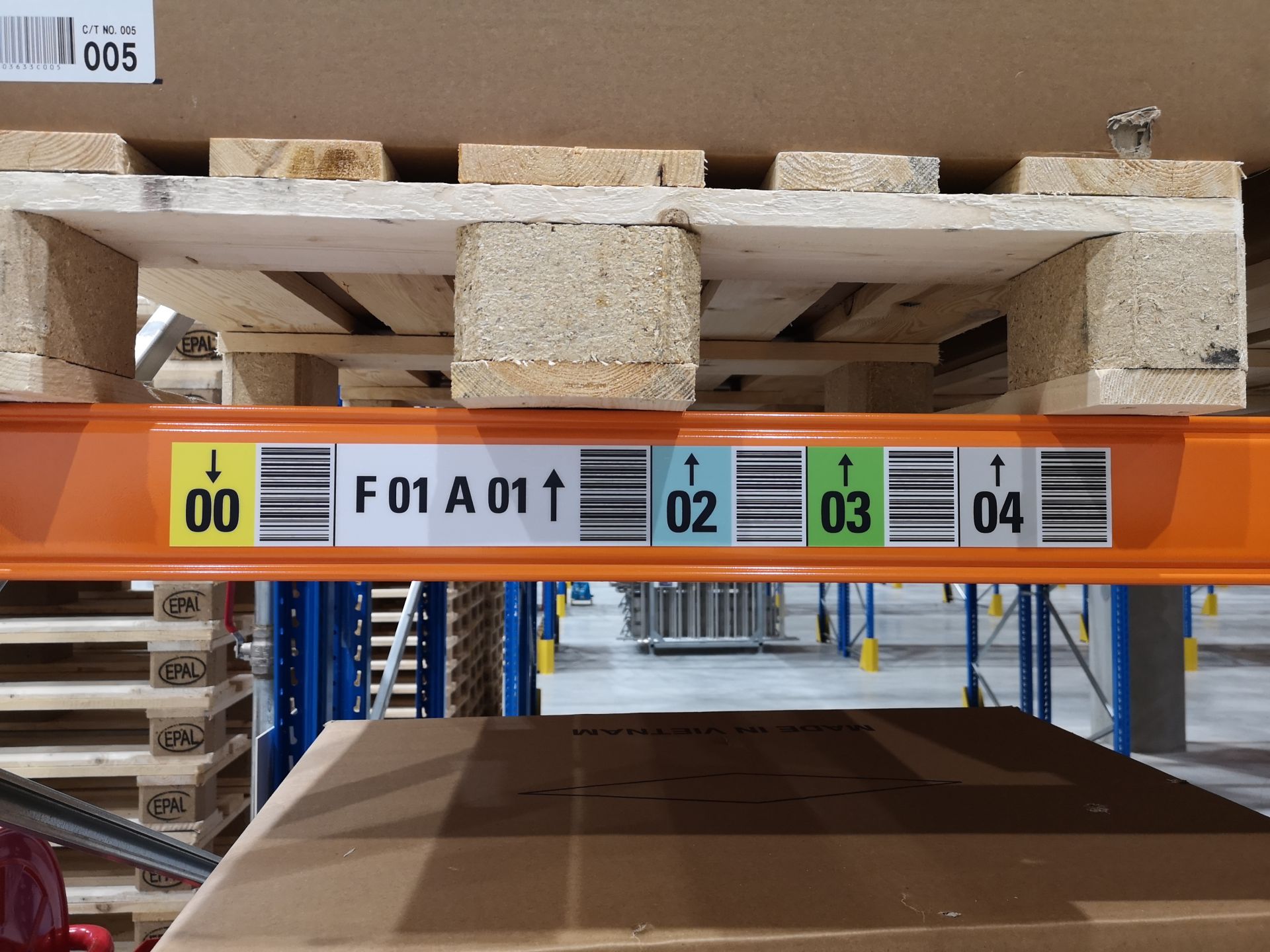 Étiquettes bandeau multi-emplacements sur rayonnage entrepôt