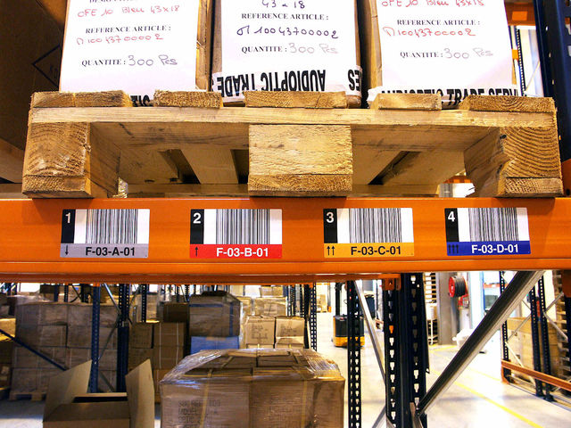 Étiquettes couleur sur racks entrepôt