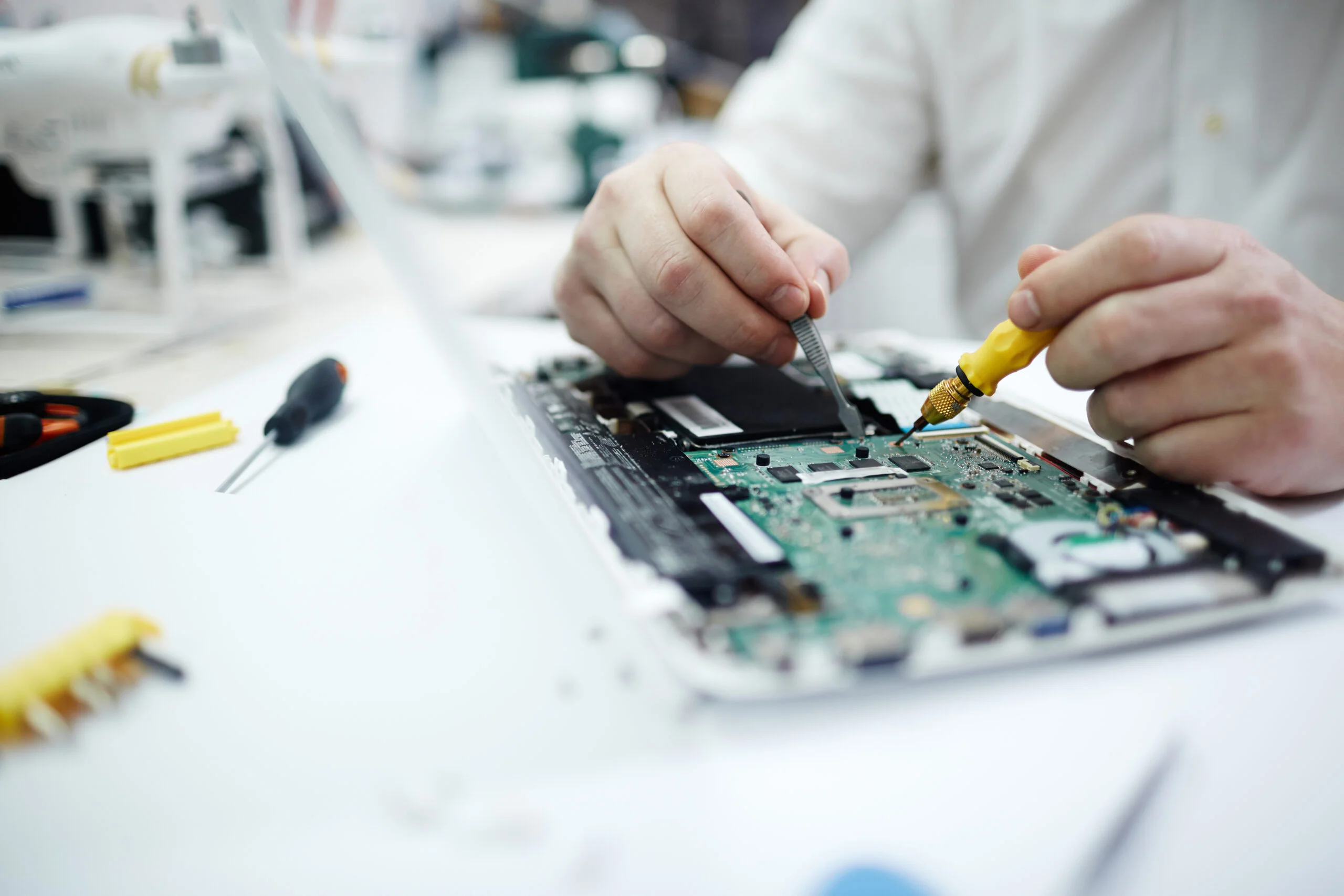 Technicien réparant un circuit imprimé de laptop